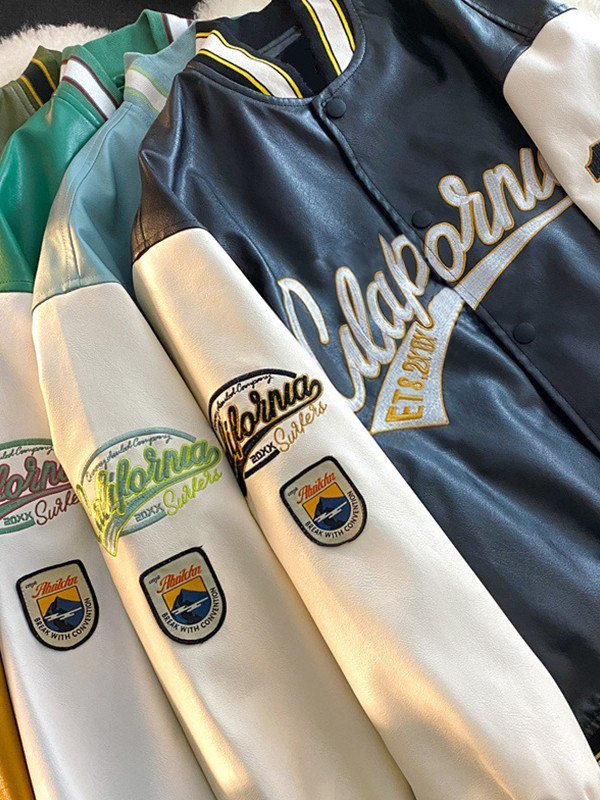 Chaqueta universitaria de cuero sintético bordado para hombre-3